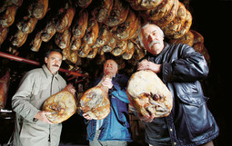 Članovi Udruge proizvođača drniškog pršuta Zvonimir Marin, Nikola Rakić i Mate Aleksić s još devet pršutara iz drniškog kraja od 2002. rade na zaštiti ovog specijaliteta