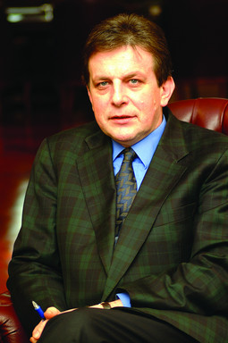  Dubravko Grgić poslovnu je karijeru počeo kao odvjetnik u uredu oca Mirka 1979., a Euroherc osiguranje je s još desetak suradnika osnovao u ranim 90-im. Naknadno se osnivačima priključio i Milan Lučić, koji je svoj udio prodao 1997. Otad se tvrtka konstantno razvijala, što je Grgića učinilo jednim od bogatijih Hrvata