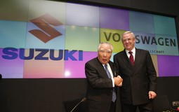 Osamu Suzuki (lijevo)