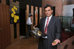 Ivan Moro, bivši porezni savjetnik podrijetlom iz Sinja, zajedno sa svojom suprugom Irenom Moro suvlasnik je trgovine koja je specijalizirana za prodaju investicijskog zlata , a nalazi se u zgradi WTC-a u Ljubljani