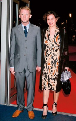 TENA ŠTIVIČIĆ SA
SUPRUGOM Douglasom
Henshallom, škotskim glumcem, nakon premijere 'Becoming Jane' na Leicester Squareu u Londonu