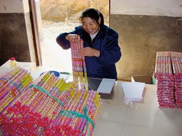 U Kineskoj pokrajini
Hunan, Koletić proizvodi
zabavnu pirotehniku
