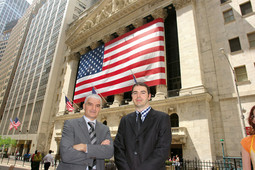 Božo Prka s članom uprave slovačke VUB banke Dinkom Lucićem ispred ulaza u newyoršku burzu na Wall Streetu