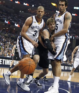 Igrači Spursa teško su prolazili kroz obranu Memphis Grizzliesa (Reuters)