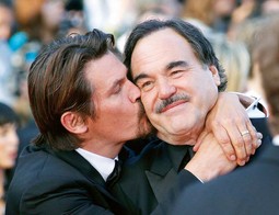 POLJUBAC ZA STONEA
Kad je vidio koliko je Oliver Stone sretan reakcijama publike u
Cannesu, gdje su promovirali film 'Wall Street 2', Josh Brolin ga
je poljubio
