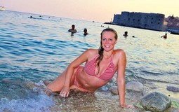Bivša Miss sporta Stefany
Hohnjec kupala se na
dubrovačkim plažama