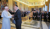 POMIRBA U VATIKANU Papa Benedikt XVI. s rabinom Arthurom Schreinerom iz New Yorka i drugim vođama vodećih američkih židovskih organizacija prošlog tjedna