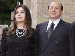 Veronica Lario, druga supruga Silvija Berlusocnija, želi se razvesti u diskreciji jer njezin suprug u rukama drži većinu
talijanskih medija