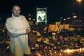 Novinarka Extre na glavnom trgu u Skopju gdje su Tošini obožavatelji zapalili tisuće svijeća u njegovu čast