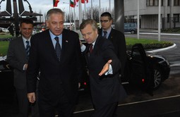 HRVATSKI PREMIJER Ivo Sanader na
ulazu u sjedište NATO saveza; dočekuje
ga glavni tajnik Jaap de Hoop Scheffer