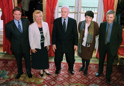 U VLADI LIONELA JOSPINA (u sredini) Kouchner je bio ministar zdravstva, s kolegama iz vlade Nicole Péry, Martine Aubry i Claudeom Bartoloneom