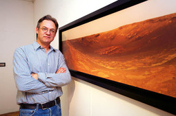 MICHAEL BENSON uz marsovski krater na fotografiji koju je kolažirao i uredio