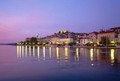 Zaton kraj Dubrovnika u magazinu Hello opisuju kao mirno, stoljetno mjesto kao stvoreno za miran odmor roditelja s malom djecom