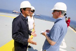 PRVI ČOVJEK naftne
kompanije British
Petroleum, Tony
Hayward (lijevo,) na
jednoj od platformi u
Meksičkom zaljevu