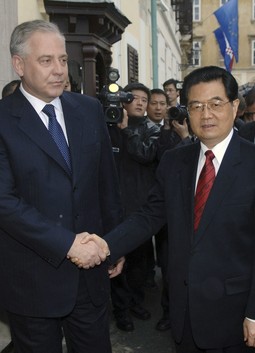 SANADER S HU
JINTAOM Kineski
predsjednik je posjetio
Hrvatsku dva tjedna prije ostavke bivšeg
premijera, a hrvatska
javnost nikad nije doznala zašto se nakon
posjeta nisu realizirali
nikakvi poslovi