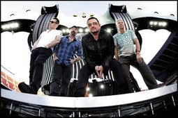 IRSKA ČETVORICA
Na rasprodanim koncertima u Zagrebu članovi rock grupe U2 Bono Vox, The Edge, Adam Clayton i Larry Mullen predstavit će dvanaesti album 'No Line On The Horizont