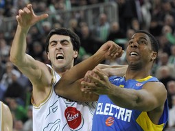 Košarkaš Maccabija (u plavom dresu) bori se za loptu s košarkašem Union Olimpije