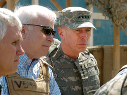 GENERAL DAVID PETRAEUS bio je domaćin američkim republikanskim senatorima Lindseyju Grahamu i Johnu McCainu tijekom njihova posjeta Bagdadu u travnju 2007.