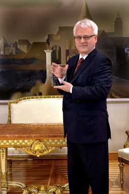 Predsjednik RH, dr.Ivo Josipović s nagradom za madeIN osobu godine
