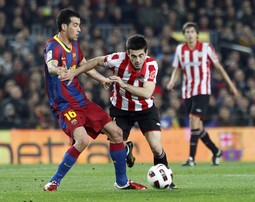 Sergio Busquets bori se za loptu s nogometašem Athletic Bilbaoa, Markelom Susaetom 