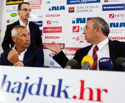 U kolovozu 2009. na
konferenciji za tisak u
povodu dolaska u Hajduk s predsjednikom kluba
Joškom Svagušom i
menadžerom Markom
Naletilićem