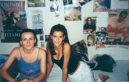Sandra i Andrea Šok, u svojoj tinejdžerskoj sobi oblijepljenoj filmskim i glazbenim plakatima. Bračni par Radivojević nema dobro mišljenje o Andrei Šok 