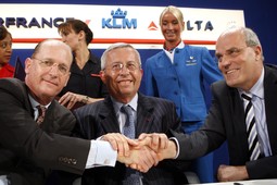 RICHARD ANDERSON
(lijevo) iz američke
kompanije Delta Air Lines s Pierreom-Henrijem Gourgenom i Peterom Hartmanom iz
Air France-KLM-a
