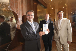 PREZENTACIJA DIJAMANATA Luboš Riha, Ivo Večera i Premysl Synek u Vodicama su predstavili tvrtku DIC,
a odsjeli su u hotelu Punta