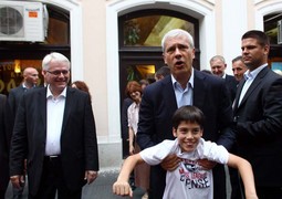 ŠETNJA BEOGRADOM
Hrvatski predsjednik Ivo Josipović u Beogradu,
gdje je bio u posjetu Borisu Tadiću, nailazio je na
pozitivne reakcije prolaznika