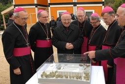 GRADNJA ZA VJEČNOST Biskupi okupljeni oko makete zgrade Biskupske konferencije