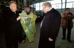 Vladimir Šeks i Vinko Mladineo u tvornici Drava
International