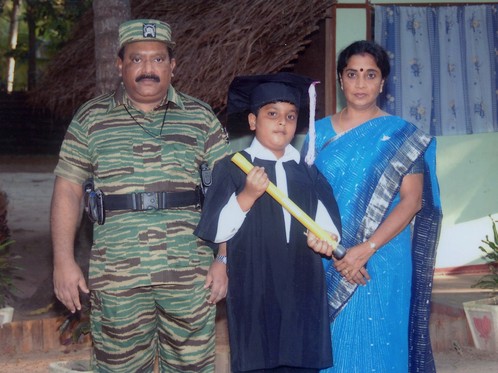 Vođa Tamilskih tigrova, Vellupillai Prabhakaran, sa suprugom i sinom