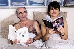 Sa suprugom Jacquesom Henricom, fotografom i piscem koji u ruci drži knjigu njenih nagih fotografija 'Legendes de Catherine M.'