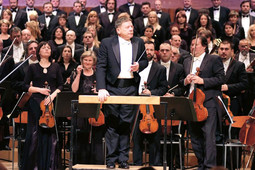 VJEKOSLAV ŠUTEJ ravnao je Zagrebačkom filharmonijom 14. i 16. prosinca na izvedbi 'Tosce' u KD Vatroslav Lisinski
