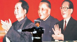 KINESKI UTJECAJ
Kineski policajac ispred
slika Mao Zedonga,
Deng Xiaopinga i Jiang
Zemina pokazuje da
treba skrenuti desno
- Kina ima najveće
devizne rezerve na
svijetu i sve više utječe
na svjetski biznis
