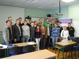 NA ELEKTROTEHNIČKOM
FAKULTETU studentima su se pridružili prorektor Drago Žagar i dekan Elektrotehničkog
fakulteta Radoslav Galić