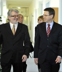 SVJETLAN BERKOVIĆ
(na desnoj slici
lijevo), hrvatski ambasador u
Sloveniji, izjavio je
kako je slovenska
javnost podijeljena
u vezi sporazuma (na
slici sa Samuelom
Žbogarom, slovenskim
ministrom vanjskih
poslova)