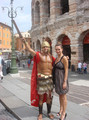 Severina s rimskim vojnikom ispred arene u Veroni