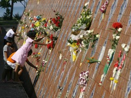 Spomenik žrtvama tsunamija u Ban Nam Khemu (Foto: Reuters)