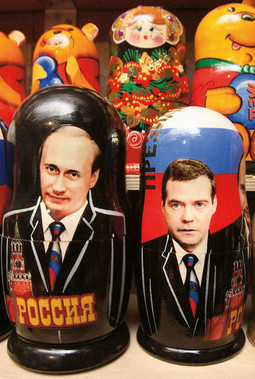 HIT SUVENIR s ruske tržnice: babuške s likovima Putina i Medvjedeva