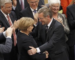 Novi njemački predsjednik prima čestitke od kancelarke Angele Merkel (Foto: Reuters)