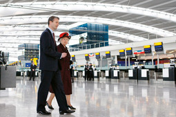KRALJICA MAJKA POHVALILA TERMINAL KRALJICA ELIZABETA II.s direktorom British Airport Authorityja, Stephenom Nelsonom, otvorila je Terminal 5 uz ocjenu da je to 'impresivan ulaz u Britaniju i izlaz u svijet'