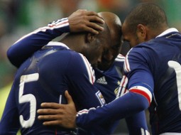 Thierry Henry slavi pogodak sa suigračima