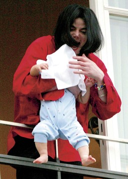 SINA Princea Michaela
II. pokrivenog po glavi
pokazivao je fanovima
preko balkona 2002.
u Berlinu