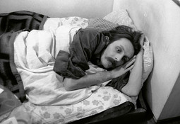 Stilinović na jednoj od fotografija nastalih 1973.-83. i nazvanih 'Umjetnik radi' na kojima - leži u krevetu