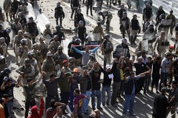 Prosvjednici su formirali ljudski lanac pred policijom u centru Bagdada (Reuters)
