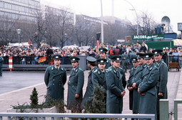 Prizor sa otvaranja Brandenburških vrata (22 12. 1989); foto: Wikipedia