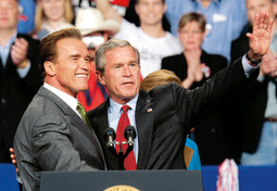 DOK JE TRAJALA LJUBAV Schwarzenegger s predsjednikom Georgeom W. Bushom u Ohiu prije dvije godine: razlaz je nastupio jer se kalifornijski guverner ne slaže s politikom ignoriranja globalnog zatopljenja, koju aktivno provodi Bijela kuća