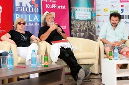 Ekipa filma '72 dana'
na press konferenciji u
sklopu Filmskog festivala
u Puli: Mira Banjac, Rade Šerbedžija i Danilo
Šerbedžija