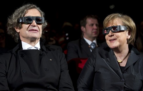 Wim Wenders gledao je 3D projekciju svoga filma s kancelarkom Angelom Merkel: Foto: Reuters